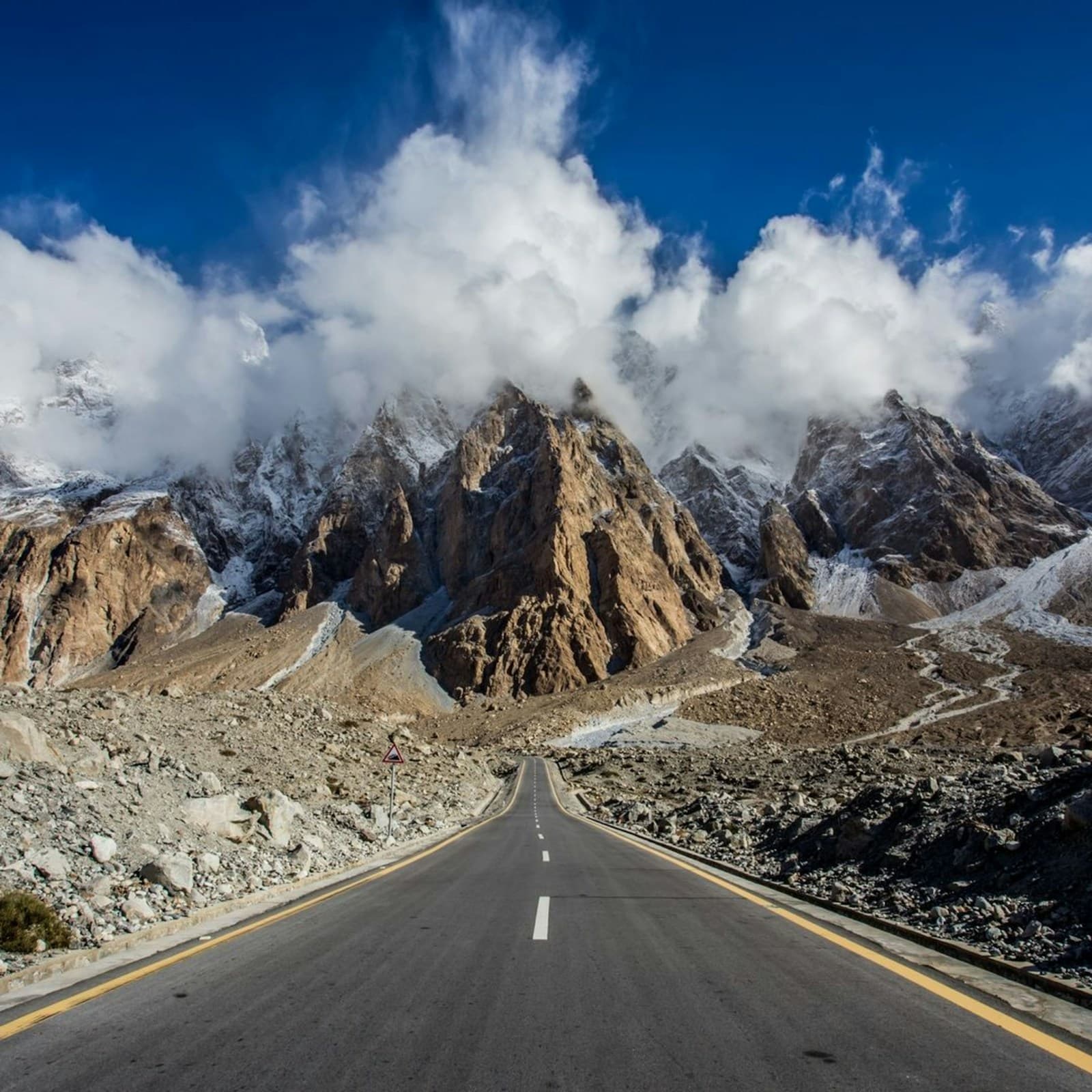 Mountain road Karakoram with dramatic peaks